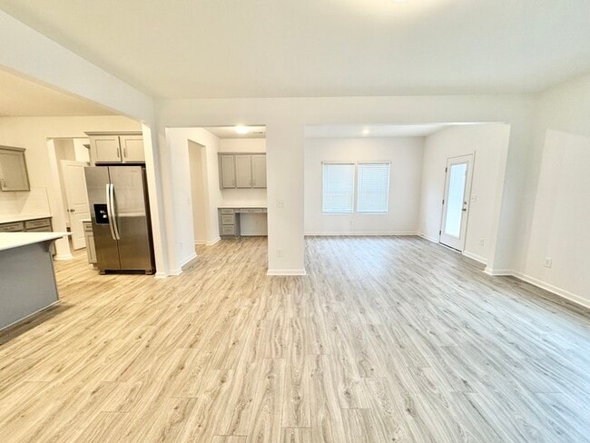 Photo - Spacious three bedroom 2 1/2 bathroom with large loft area - SPRING SPECIAL