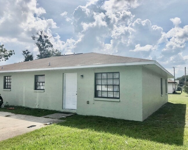Building Photo - SPACIOUS 3BR/1.5BA Duplex! Convenient Loca...