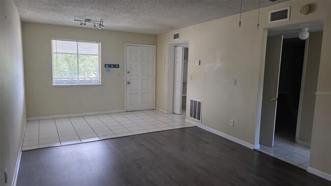 Building Photo - 6328 Newtown Cir Unit B2