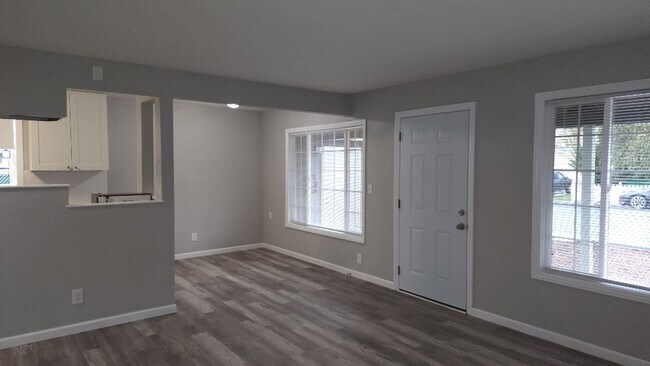 Building Photo - Beautiful 4 Bedroom 2 Bath Home Centrally ...