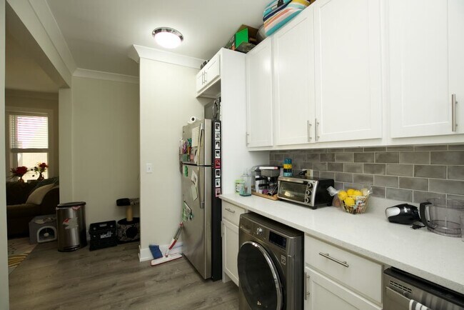 Photo - 3817.5 N Greenview Ave Unit E2