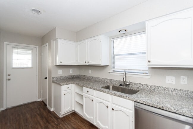 Building Photo - 7850 Green Lawn Dr