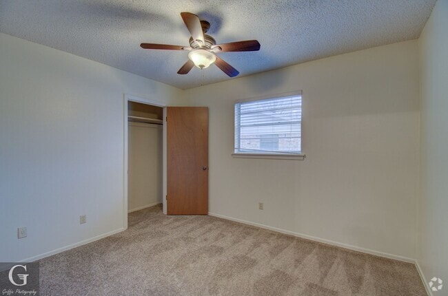 Building Photo - 4 bedroom 2 bathroom Rental