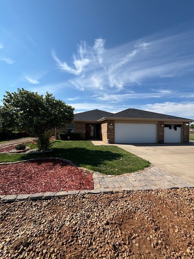 Building Photo - 505 Almond Tree Ln Rental