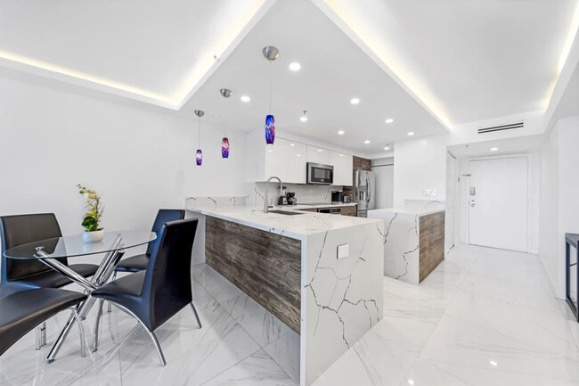 Building Photo - 1717 N Bayshore Dr Unit ID1054076P Rental