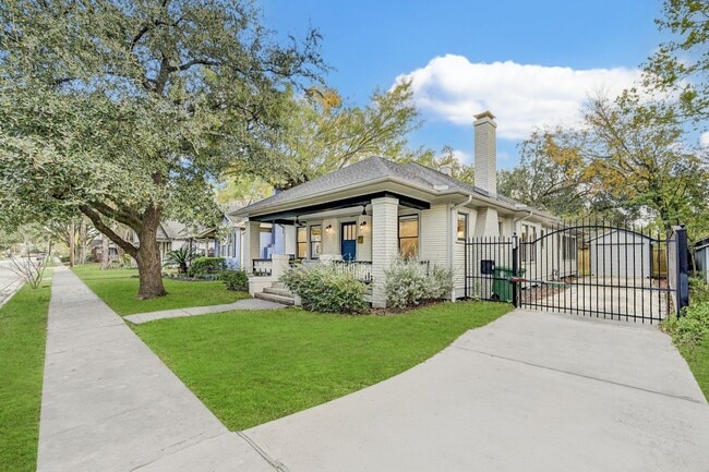 Building Photo - Completely renovated Heights historic bung... Rental