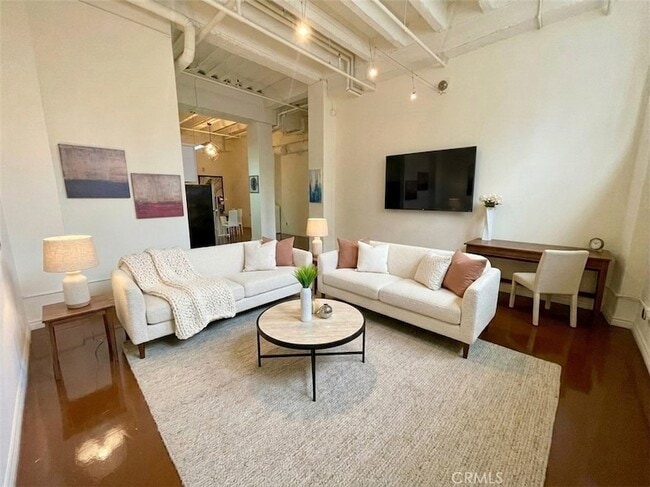 Building Photo - 312 W 5th St Unit 201