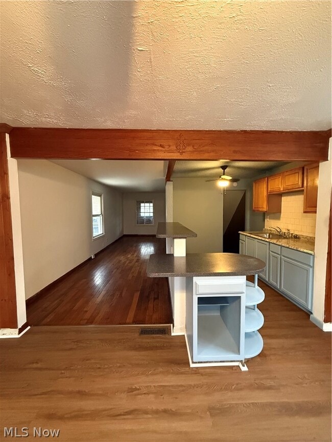 Photo - 1427 E 252nd St