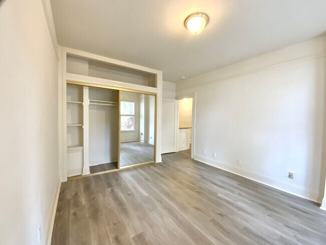 Photo - UPDATED 1BR! DISHWASHER! HARDWOOD! Laundry On-Site Unidad #3