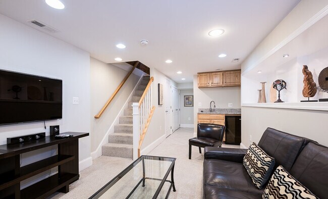222 1/2 E Street NE-SI ID1587659P