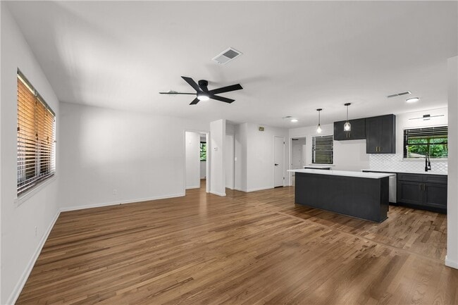 Photo - 1414 S W Ave