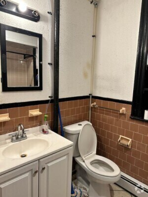 Building Photo - 5 Linden St Unit #2 Rental