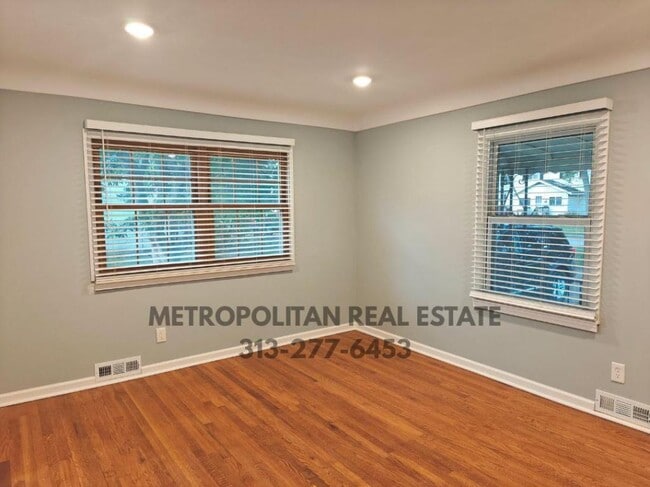 Photo - 5349 Campbell St