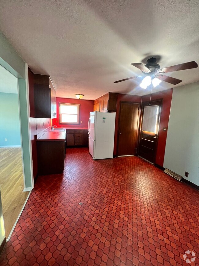 Building Photo - Charming 3-Bedroom 1.5 Bathrooms Home for ...