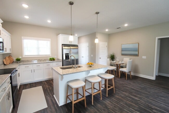 214 Silverthorn Dr