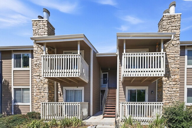 Building Photo - $1,770.95 - 2 Bed, 2 Bath Updated Condo in Denver with In Unit W103