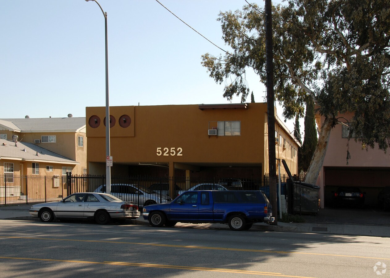 Photo - 5252 Cahuenga Blvd