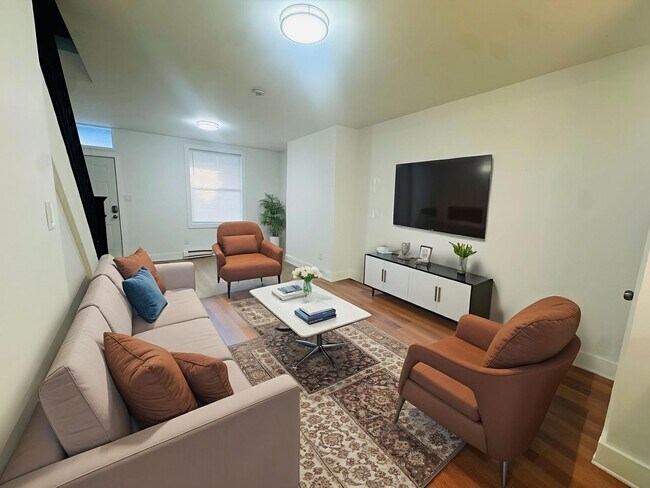 Building Photo - Refreshed 3bd/1bath House! Section 8 ONLY!