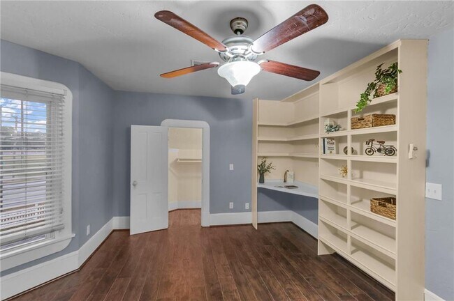 Photo - 722 S College St