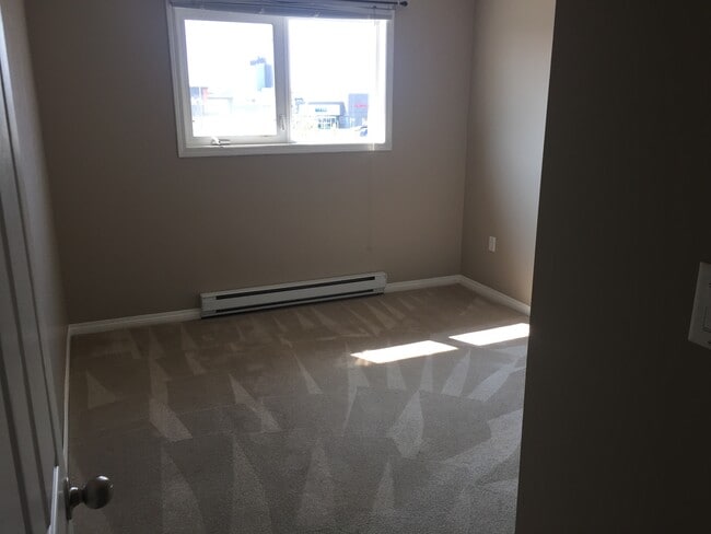 Photo - 9137-996A 96a St