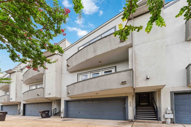 Building Photo - 2020 Tuam St Rental