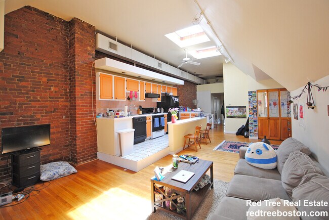 Photo - 1678 Beacon St