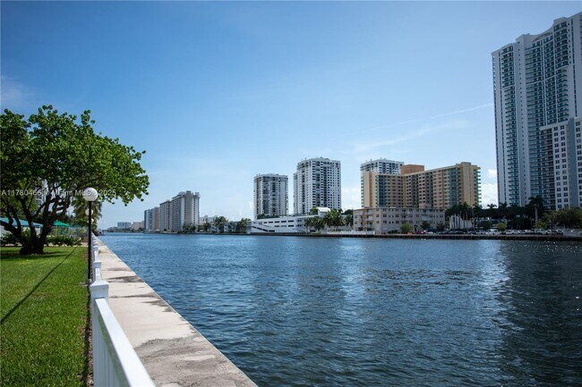 Photo - 800 Parkview Dr Unit 512