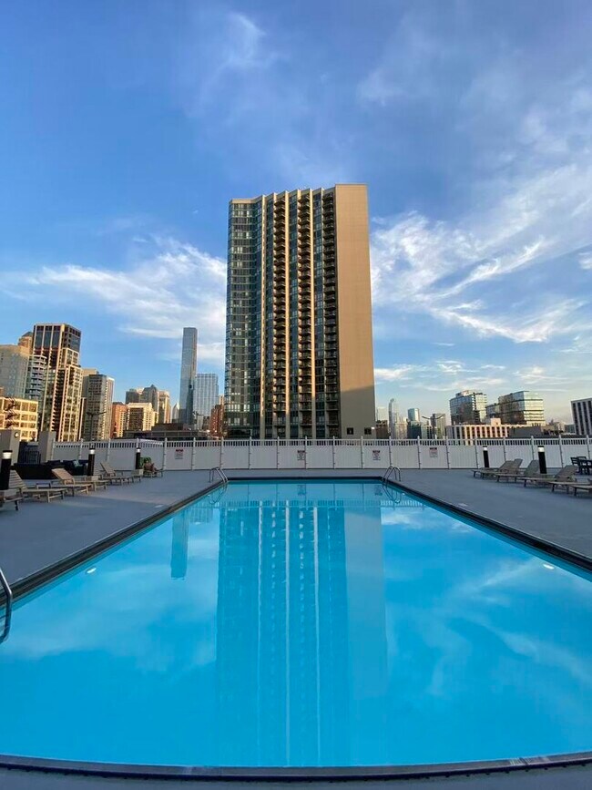 Photo - 1122 N Clark St Unit 1607