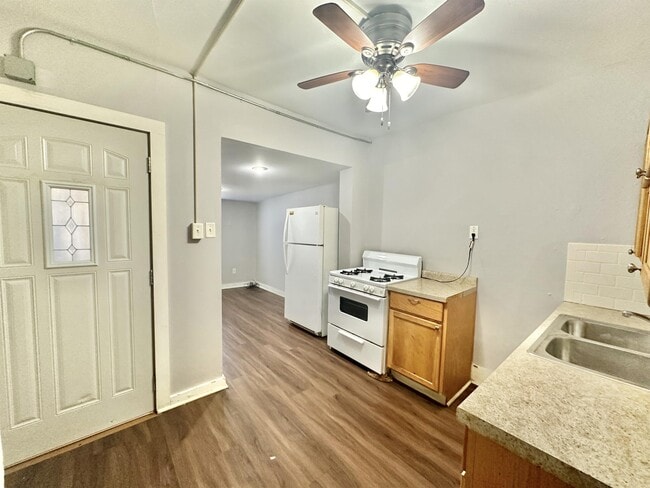 Photo - 957 W Grand Ave