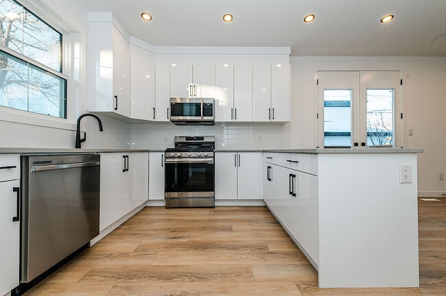 Photo - 10300-10129 129 Ave NW Unit A