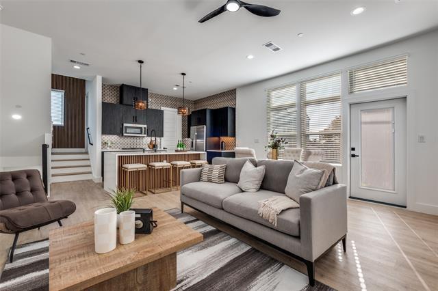 Photo - 723 W 10th St