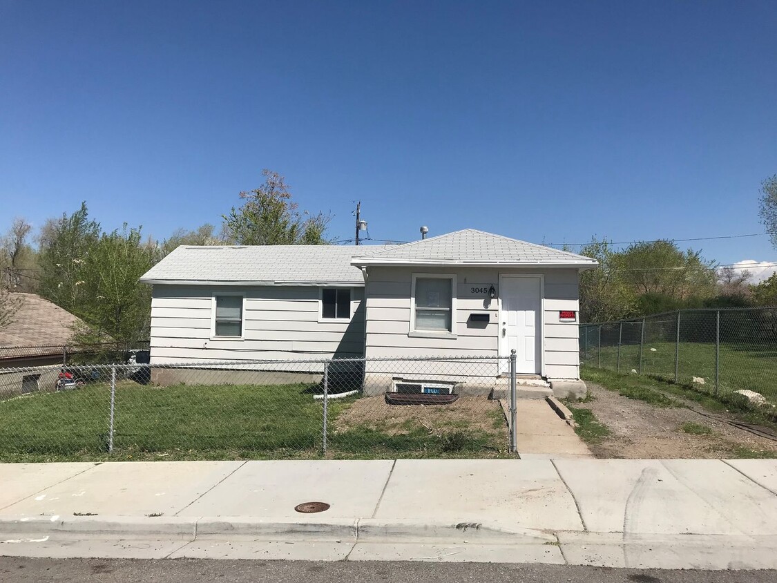 3 Bedroom House with Garage - 3 Bedroom House with Garage