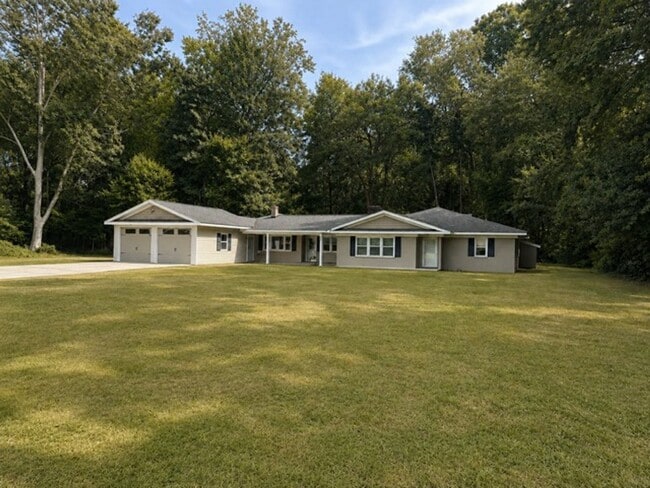 Building Photo - 549 Forest Rd