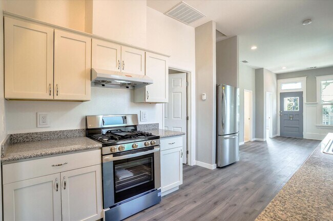 Photo - $1,500 MOVE IN SPECIAL!! 3 BED/2 BATH HOME UPPER UNIT AVAIABLE FOR RENT IN OAKLAND, CA!!!!