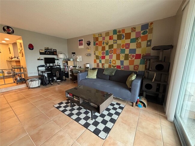 Building Photo - 3650 Inverrary Dr Unit 3Y-G