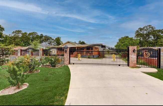 Photo - 16381 Hunters Green Dr
