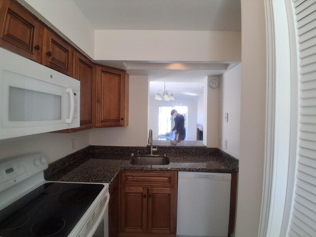 Building Photo - 3320 N Arnoult Rd Unit 129