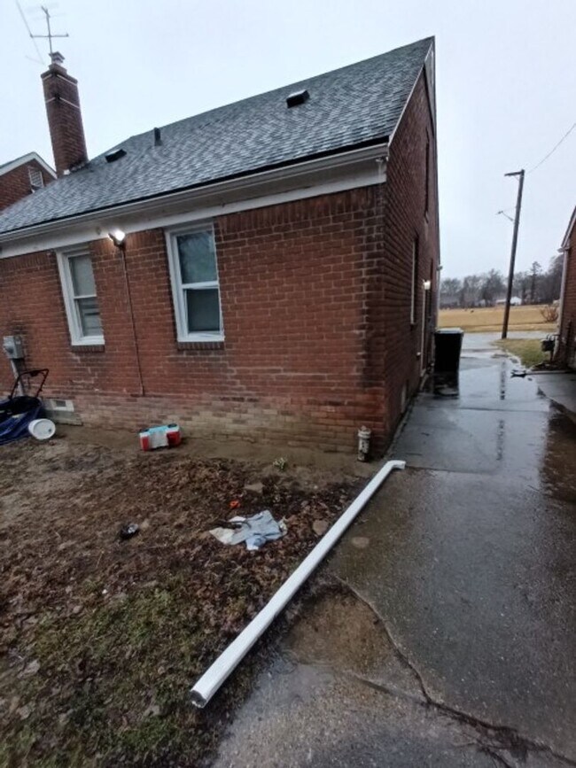 Photo - 3 bed/1 bath bungalow - Now Available!