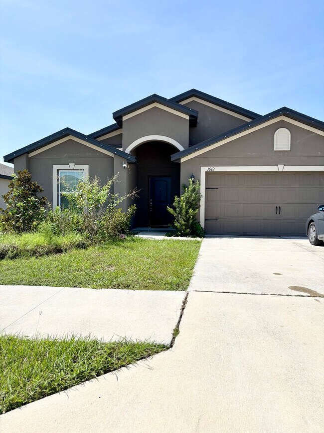 Building Photo - Your Dundee 4Beds/2Baths dream home – conv...