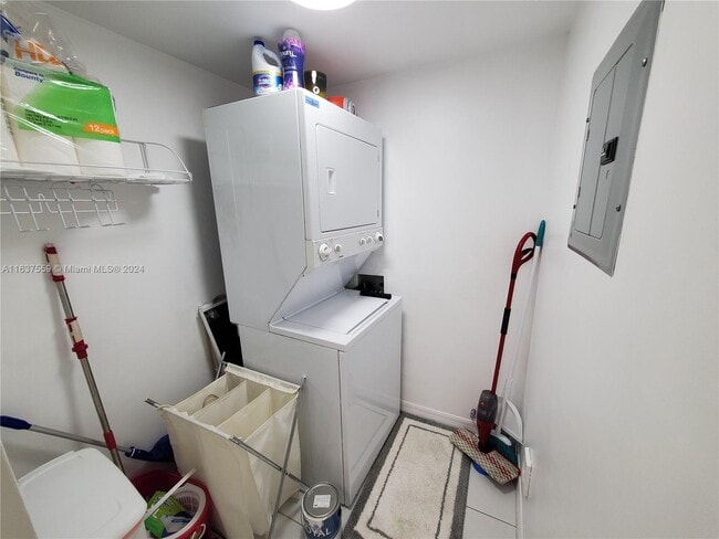 Laundry room - 2642 Collins Ave Unit 305