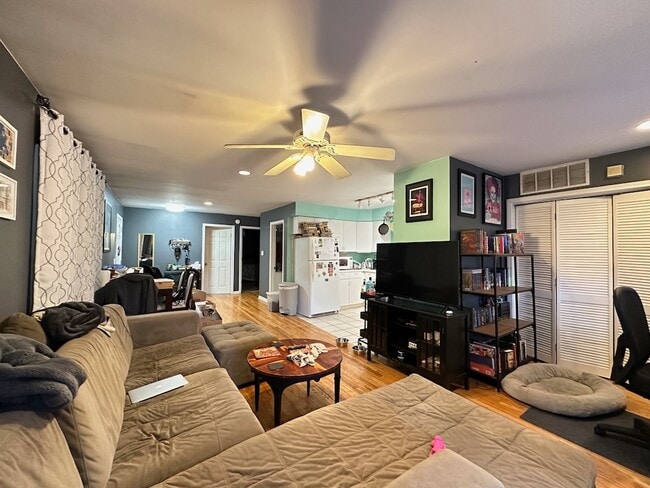 Building Photo - 1827 N Marshfield Ave Unit 1FE Rental