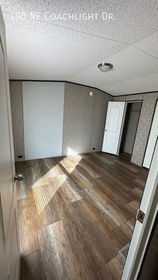 Photo - 190 Coachlight Dr