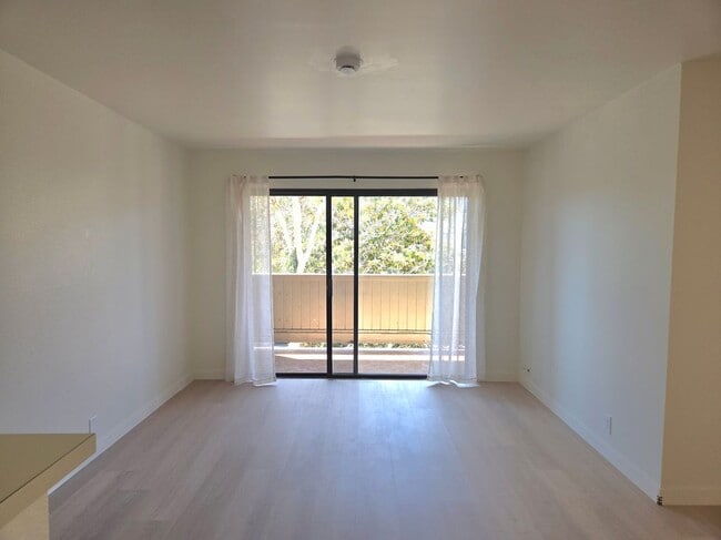 Photo - 2343 E 17th St Unidad 201