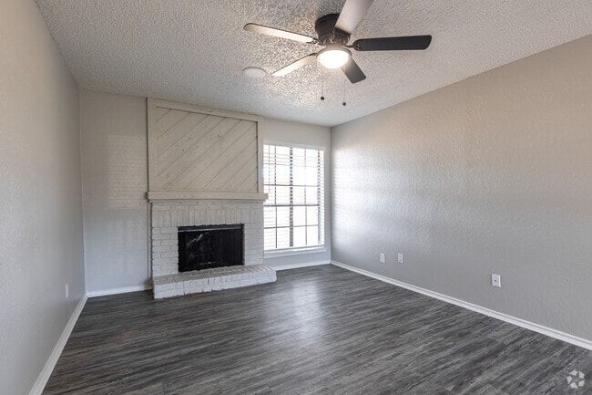 2BR, 2BA - 933SF - Living Room