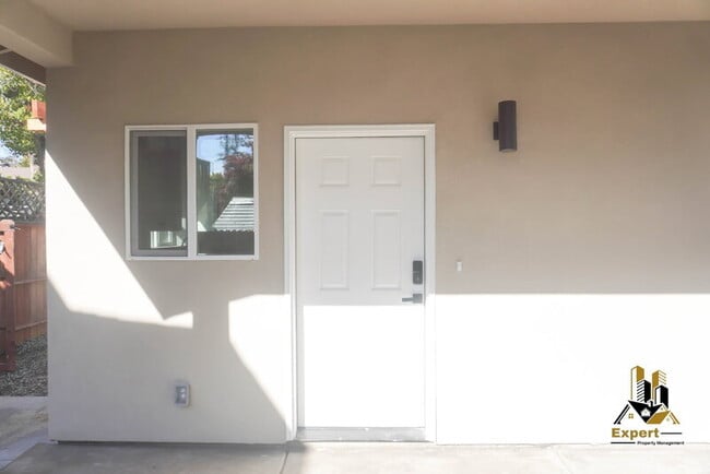 Building Photo - 125 B St