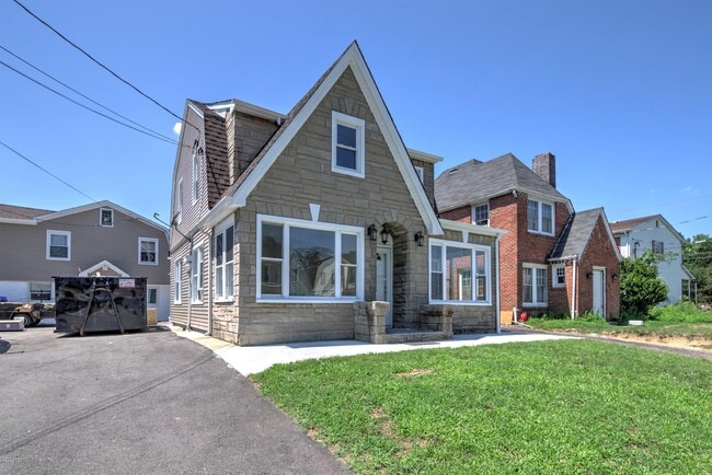 Building Photo - 8 Dolan Ave Unit A