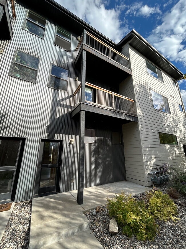Building Photo - Upgraded 2 Bed, 1.5 Bath Townhouse with St... Unit B