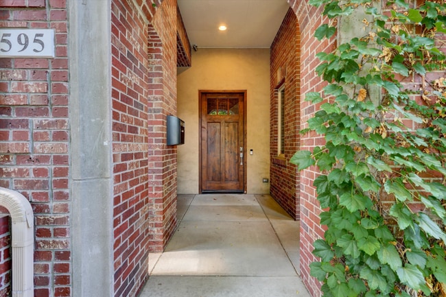 Photo - 595 S Corona St