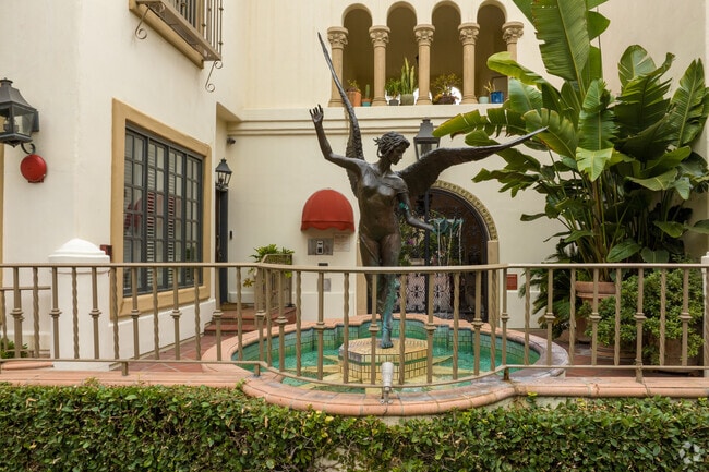Estatua en la entrada