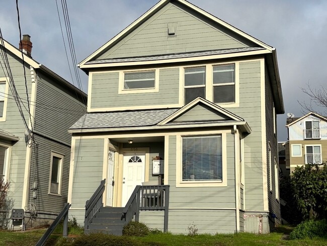 Building Photo - 556 Ward St Unit Upper